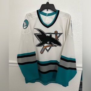 Vintage San Jose Sharks NHL Hockey Jersey! In great condition - Size Large